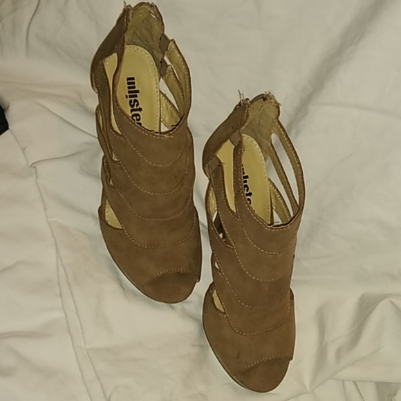 Unlisted tan heels - Picture 2 of 4